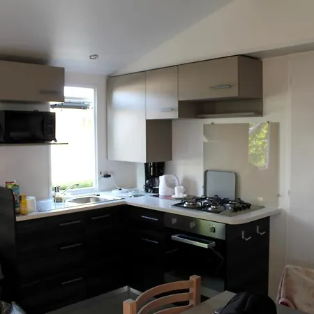 With 2 Bedrooms In With Shared Pool Furnished Garden And Wifi 2 Km From The Beach Ferienhaus