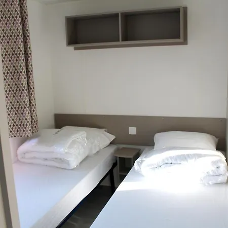 With 2 Bedrooms In With Shared Pool Furnished Garden And Wifi 2 Km From The Beach Ferienhaus *